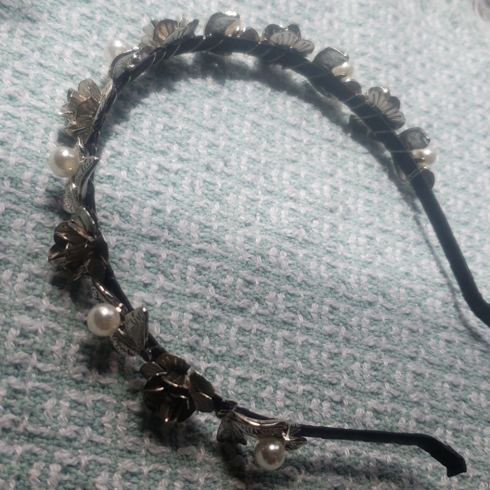 Beautiful Pearl/Floral Headband | Brand New - Picture 1 of 5